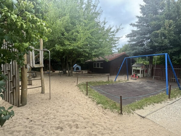 Garten mit Schaukel und Kletterturm