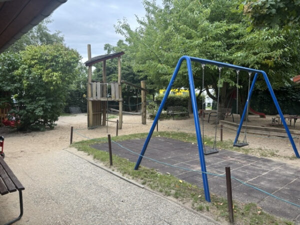 Garten mit Schaukel und Kletterturm