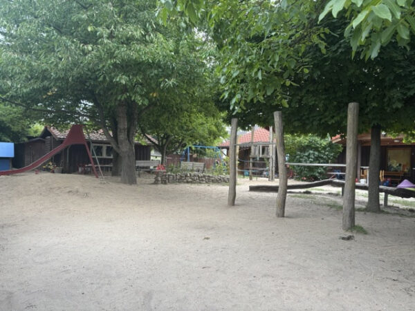 Garten mit Rutsche und Reckstange