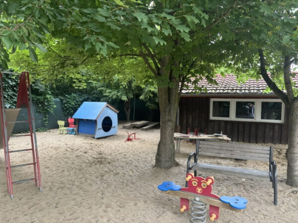 Garten mit Wippe, Rutsche, Bank und Spielhaus