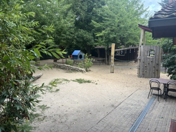 Garten mit Spielgeräten